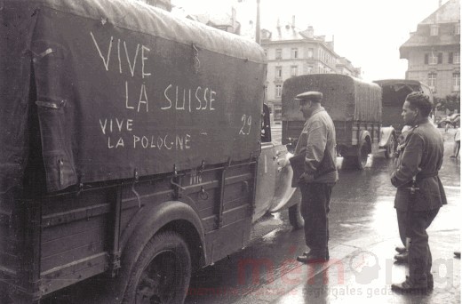 Lastwagen der französischen Armee am Zentralplatz in Biel, Juni 1940