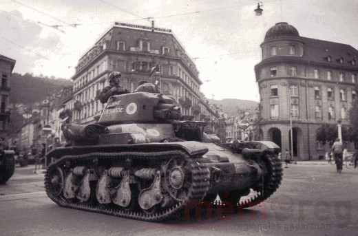 Ein Panzer der französischen Armee auf dem Zentralplatz in Biel , 1940