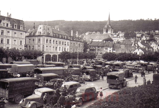 Fahrzeuge der französischen Armee auf dem Neumarktplatz in Biel, im Juni 1940