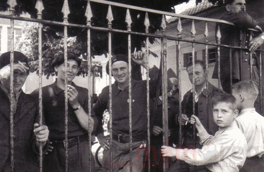 Französische Internierte und zwei Knaben hinter dem Dufourschulhaus, 1940