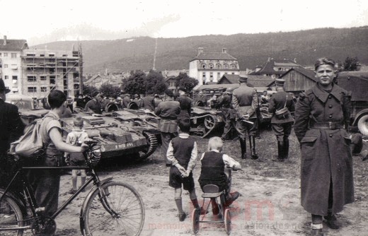Kinder bestaunen Panzerfahrzeuge der französischen Armee in Biel, im Juni 1940