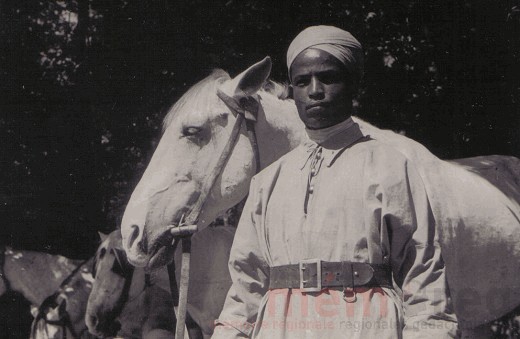 Ein Spahi-Soldat mit seinem Pferd, im Juni 1940