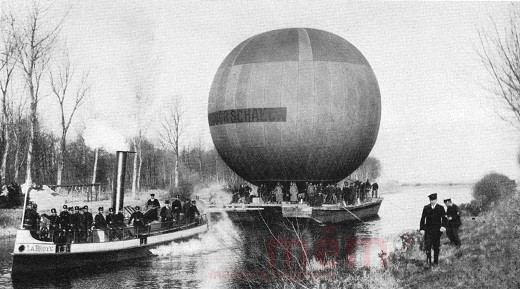 Transport d'un ballon dans le canal de la Thielle, vers 1915