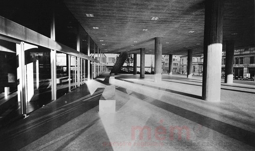 Auf dem gedeckten Vorplatz des Kongresshauses, 1966
