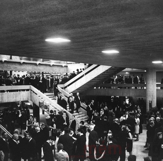 Le foyer lors d'un évènement culturel, Palais des Congrès de Bienne, en 1966
