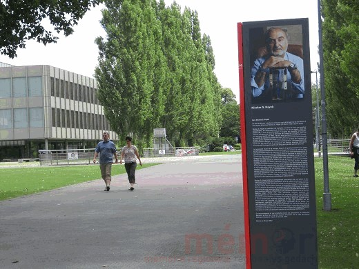 Stele für Nicolas Hayek beim Gymnasium in Biel