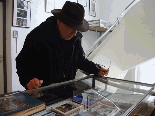 Ein Betrachter vor einer Vitrine