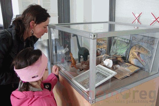 Vor der Dinosaurier-Vitrine der Ausstellung zu Max Antenen