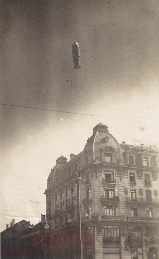 Un dirigeable au-dessus de la place Centrale à Bienne, en 1929