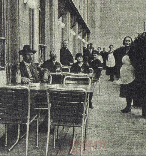 Vor dem Buffet des Bieler Bahnhofs, um 1940