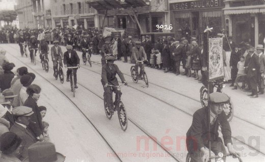 Der Arbeiter-Radfahrerverein Nidau am Umzug zum 1. Mai in Biel, 1930