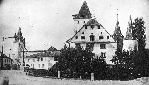 Das Schloss Nidau mit der alten Zugbrücke