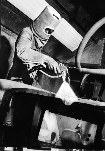Application de peinture laquée à l'usine de la GM à Bienne, vers 1960