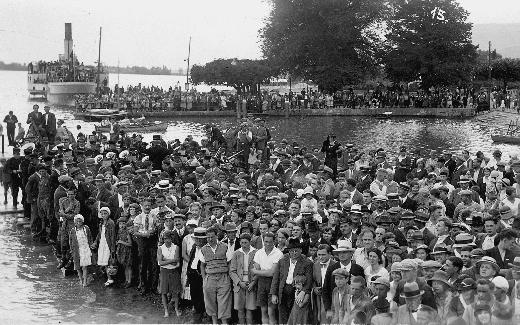 Le lancement du bateau à moteur «Seeland» à La Neuveville, en 1932