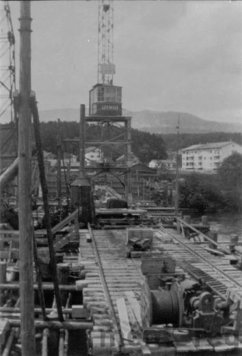 Bau der Autostrasse T6 bei Brügg, um 1958: Brückenbau