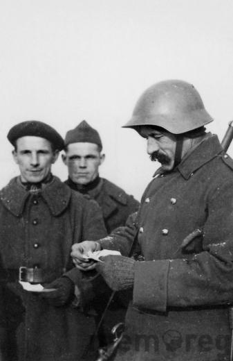 Schriftenkontrolle im Interniertenlager Büren, um 1940
