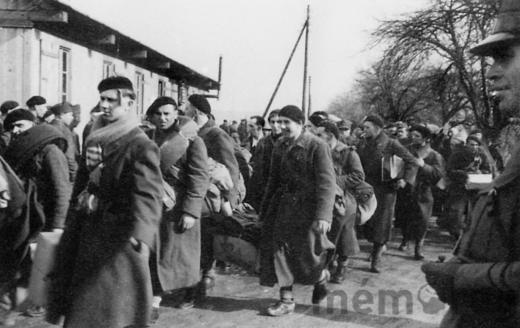 Neue Internierte kommen im Lager Büren an, um 1940