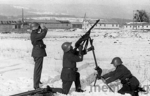 Fliegeralarm auf dem Gelände des Interniertenlagers Büren, um 1940