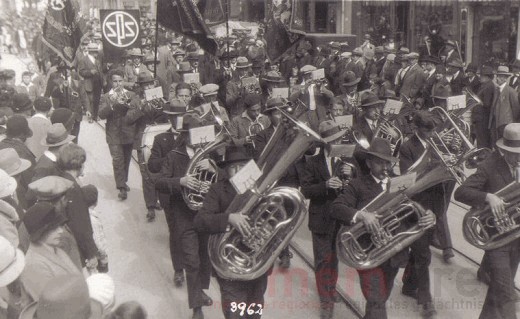 Die Arbeitermusik Mett an der Kundgebung zum 1. Mai in Biel, 1930