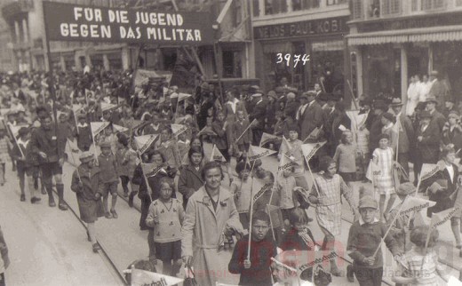 Die Kinderfreunde an der Kundgebung zum 1. Mai in Biel, 1930