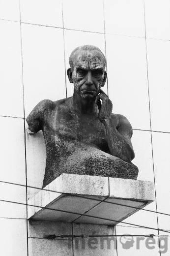 Der Denker, ein Skulptur des Bieler Photographen und Bildhauers Ernst Willi