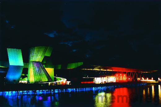 L'Arteplage de Bienne la nuit, en 2002