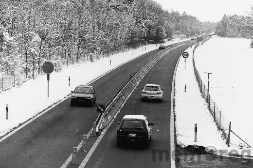 Une vue de la route express T6 près de Lyss, en 1996
