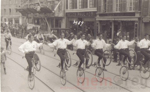 L'équipe de cyclisme artistique de Mâche en tête du cortège du premier mai à Bienne, en 1930