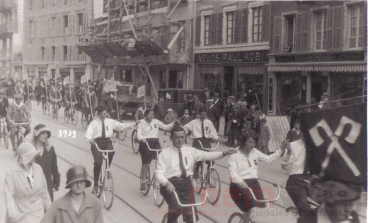 Des cyclistes au cortège du premier mai à Bienne, en 1930