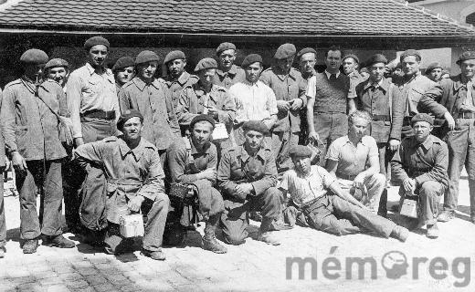 Photo de groupe d'internés Polonais dans le camp de Büren, vers 1941