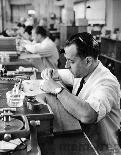 Ein Uhrmacher an der Arbeit, Uhrenfabrik «Omega», Biel, um 1950