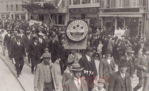Les Amis de la Nature au cortège du premier mai à Bienne, en 1930