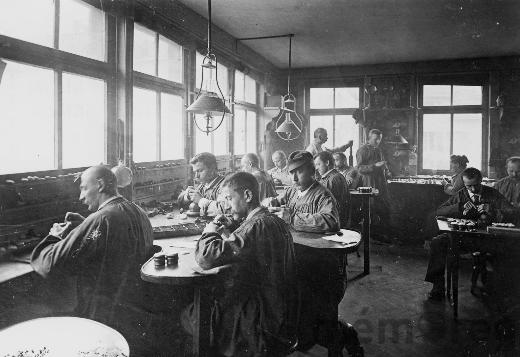 Des graveurs au travail, vers 1900