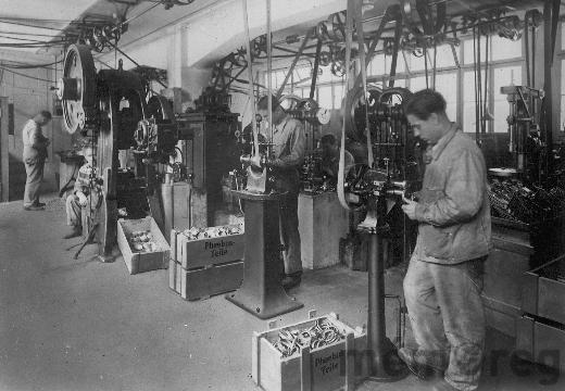 In der Stanzerei der «Sport AG» in Biel, um 1930