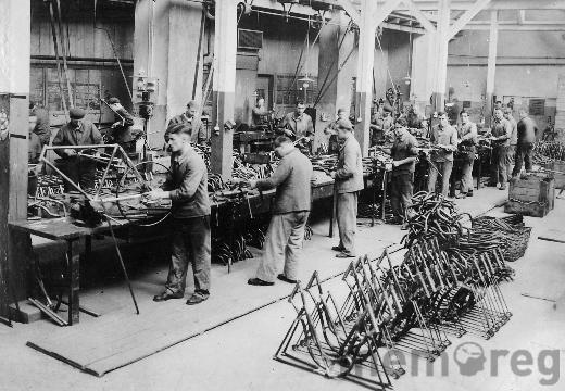 In einer der Werkstätten der «Sport AG» in Biel, um 1930