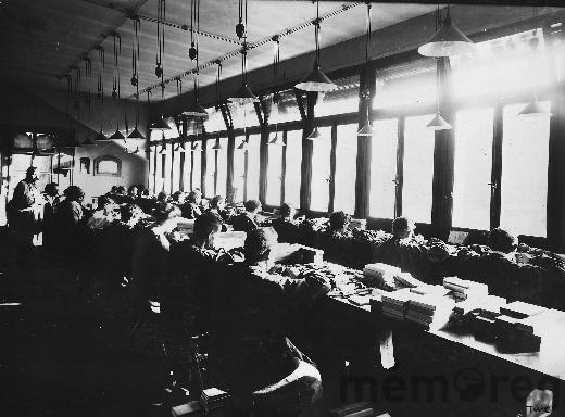 Un atelier d'horlogerie de la «Tavannes Watch et Cie», à Tavannes, vers 1913