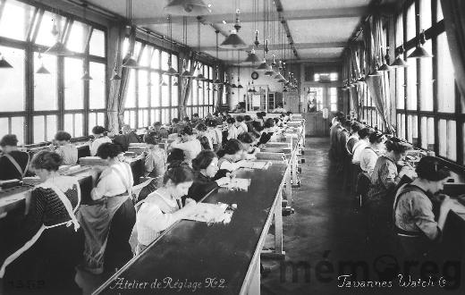 Blick in ein Uhrenatelier der «Tavannes Watch Co.» in Tavannes, um 1913
