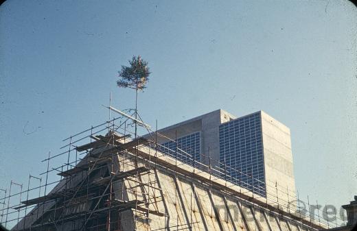 En 1966, le toit suspendu du Palais des Congrès de Bienne est presque terminé
